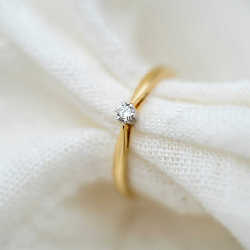 Ring i 585 gult gull med diamant  0,05 ct WSI2- 56491