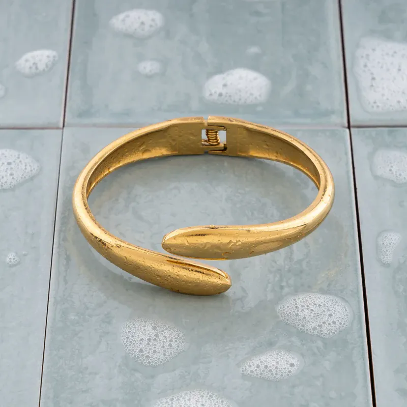 Frida Leonore by Gulldia- Rise- åpen armring i forgylt stål 16-19cm