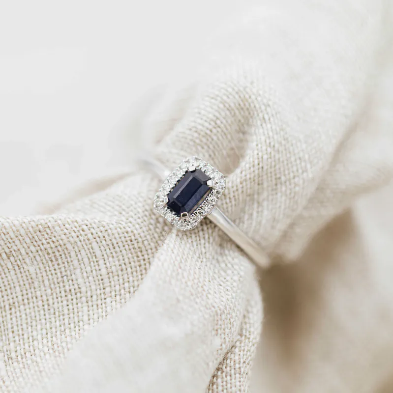 Ring i hvitt gull- safir og diamanter 0,05ct WSI